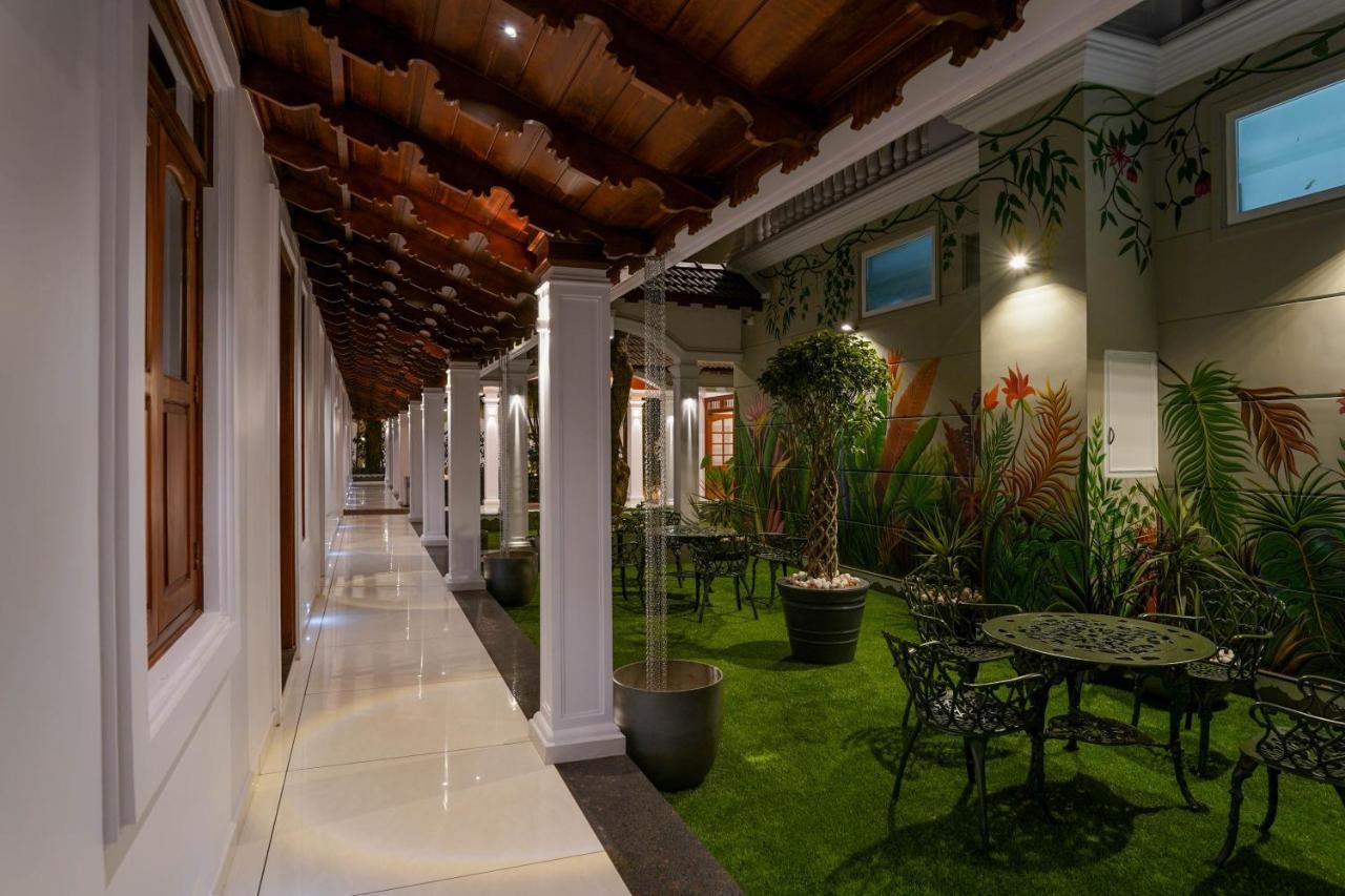 Hotel Heritage Plaza Коттаям Экстерьер фото
