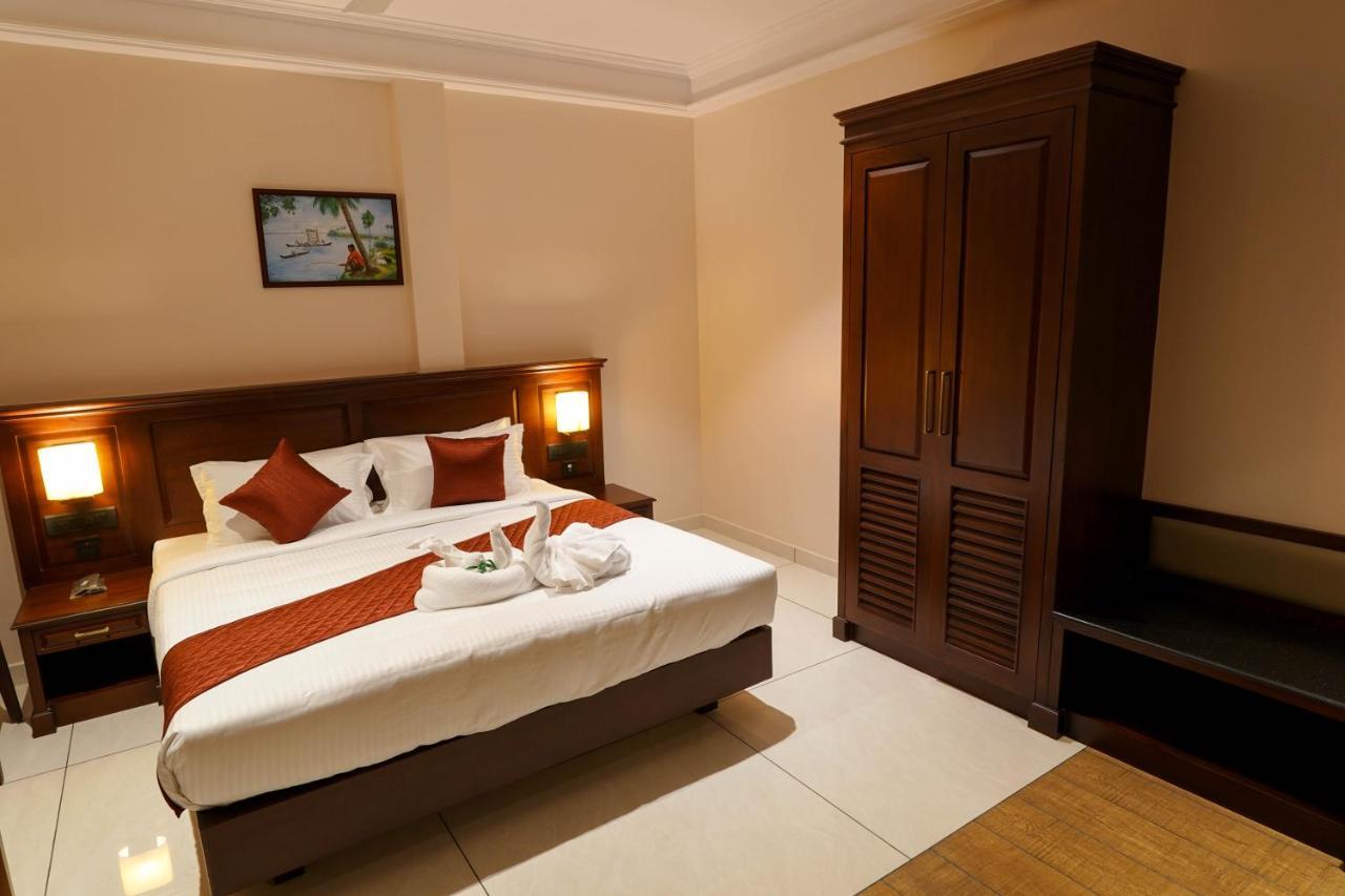 Hotel Heritage Plaza Коттаям Экстерьер фото